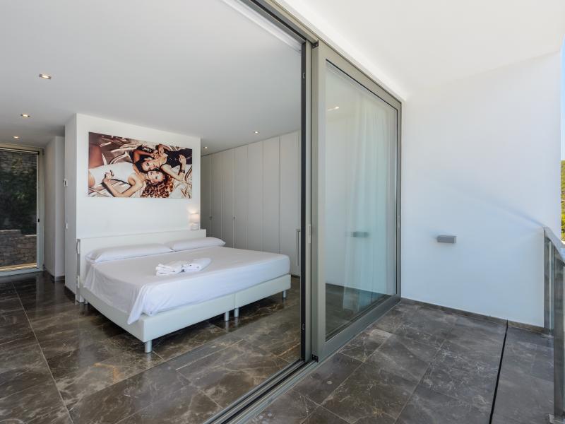 Villa Minimal , East , Roca Llisa 