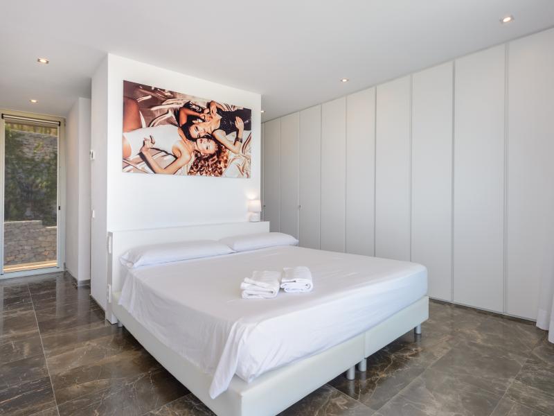 Villa Minimal , East , Roca Llisa 