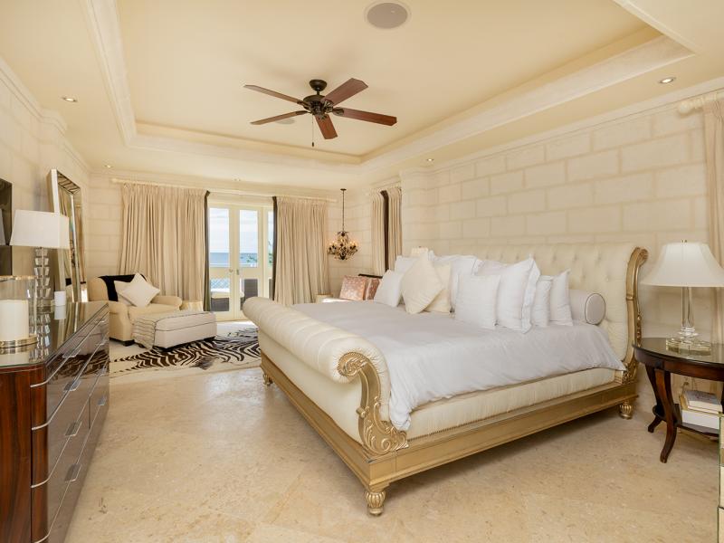 Smugglers Cove Penthouse Apartment 7 , Beachfront villas Barbados , Paynes Bay , St James , West Coast Barbados 