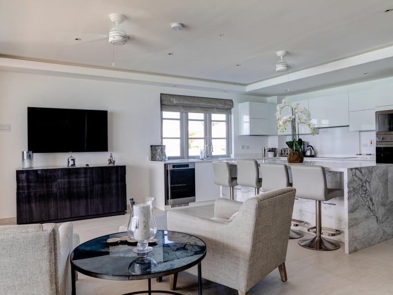 The One at The St James - Beachfront Apartment , Beachfront villas Barbados , Paynes Bay , St James 