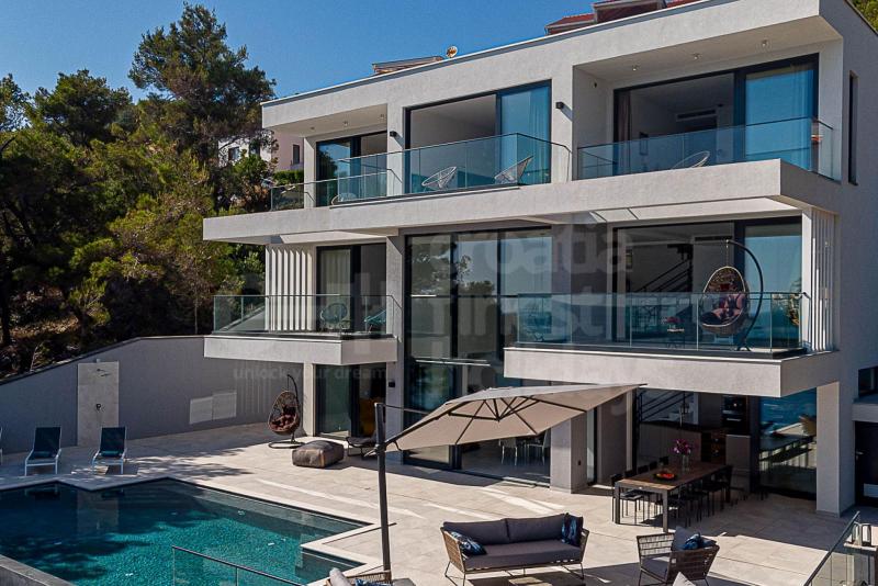 Villa S